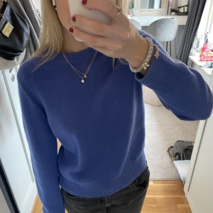 Kashmirtröja  - Säljer denna jättefina stickade tröja i 100% kashmir från COS!💗Nypris: 1750 och endast använd fåtal gånger💗
