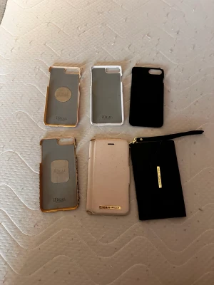 Skal  - Jag säljer 6 st mobil skal till iPhone 8 Plus, en  är lite trasiga på kanten annars är alla jätte fina. Vill få bort dom så fort som möjligt ☺️