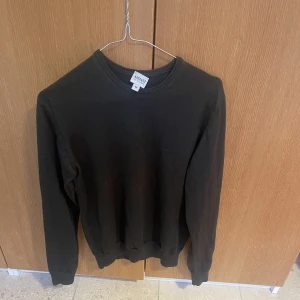 Armani sweatshirt - Säljer denna då den blivit för liten för mig. Pris kan diskuteras. Bra skick 
