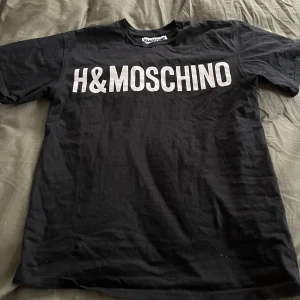 Moschino tisha - Bra skick, inga fel på den, kan frakta och köra meetup, priset kan diskuteras