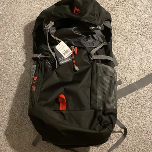 Mckinley vandringsväska - Köpt för 900 på Intersport, helt oanvänd Mitt pris 650 Rymmer 50 liter