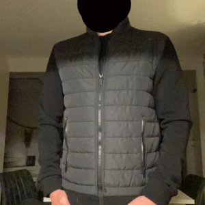 Calvin Klein Cardigan - Använd knappt 5 gånger så är riktigt bra i skick, snygg i passformen. 