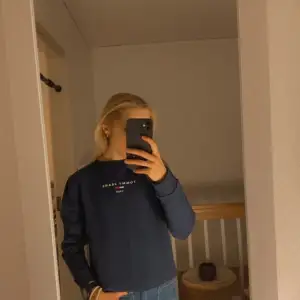 Snygg Tommy Hilfiger tröja i mörkblå färg, sparsamt använd så i gott skick! Storlek xs dam  Nypris 1200kr