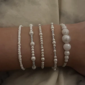 Armband  - Säljer jättefina egengjorda armband i vita och ljusblå pärlor, bilden visar exempel på armband och skriv vid intresse🤍de passar alla då det är elastiskt band, säljer för 25kr styck men vid köp av fler kan pris diskuteras