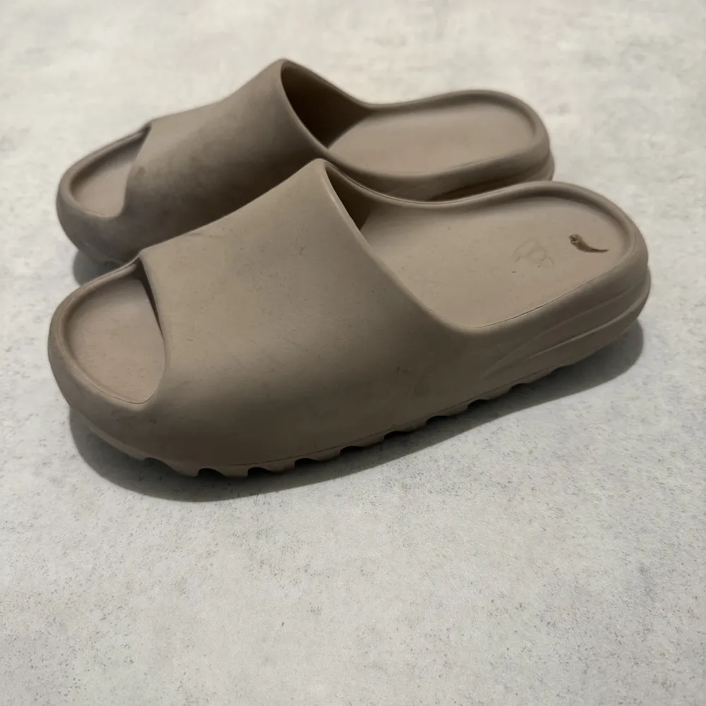 Använda yeezy slides  Skick: 5/10. Skor.