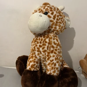 Giraff gosedjur  - Säljer detta gosedjuret som är en giraff. Mjuk o söt, vet ej vart den är ifrån men skulle gissa Åhléns. Bra skick. Säljer då den inte får nån plats o är annars bah i källaren. Inget kvitto kvar. STÅR EJ FÖR FRAKTEN 