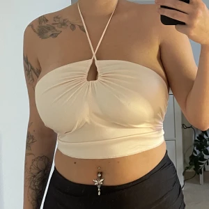 Söt topp - Jätte gullig ljusrosa topp med knytning runt halsen och ryggen. Har använt den en gång men banden är för tunna för tyngre byst. Övrigt i nyskick.