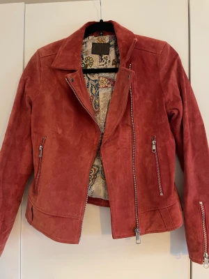 mockajacka från Jofama - Oanvänd röd mockajacka från märket Jofama, nypris 3500kr mitt pris 499kr