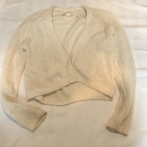 Benvit Stickad kofta  - - Plagg: Kofta - Mönster: Stickad - Färg: Benvit/krämfärgad  - Storlek: S - Märke: Inwear - Skick: Mycket bra - Egenskaper: 2 knappar, stickad Kontakta mig gärna vid frågor 💕 