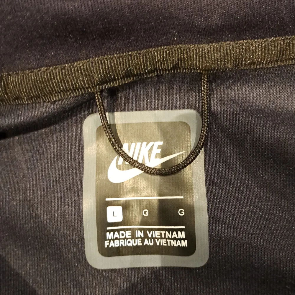 (skriv om ni vill ha fler bilder)  Hej Säljer min helt oanvända Nike tech fleece då den inte passar mig. Skann koden funkar och den tar dig till Nike appen direkt när du har skannat. Priset går att sänka vid snabb affär.. Hoodies.