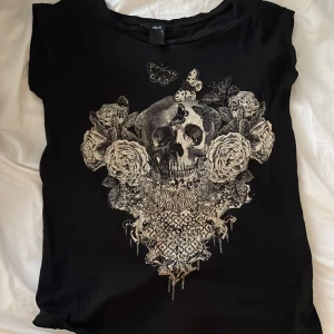 T-shirt - Snygg svart T-shirt med coolt tryck! Den kommer tyvärr inte till användning längre. Den är i fint skick, skriv om du har frågor!