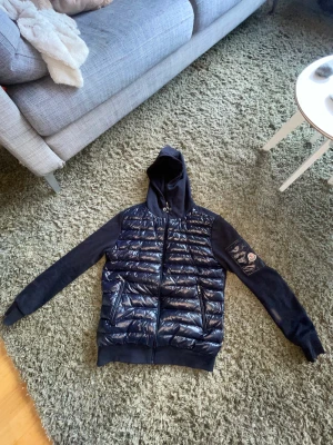 Moncler cardigan - Tjena! Nu säljer jag min as feta cardigan. Den är i 9/10 skick, använt några gånger bara, för att den är lite för kort för mig.