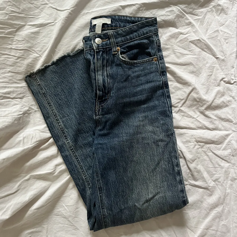 Superfina högmidjade jeans från h&m som sitter som en smäck och formar kroppen fint. Lite korta för mig som är 165cm men tror bara att dem ska vara korta i modellen☺️  Inga defekter, fint skick, köpta för två år sedan men sparsamt använda så nästan som nya. Jeans & Byxor.