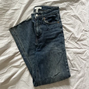 högmidjade jeans h&m  - Superfina högmidjade jeans från h&m som sitter som en smäck och formar kroppen fint. Lite korta för mig som är 165cm men tror bara att dem ska vara korta i modellen☺️  Inga defekter, fint skick, köpta för två år sedan men sparsamt använda så nästan som nya
