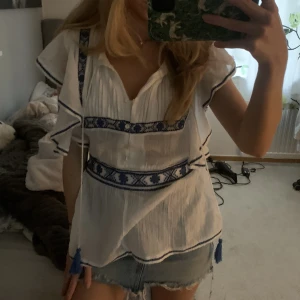 Vit blus  - Vit blus med detaljer 