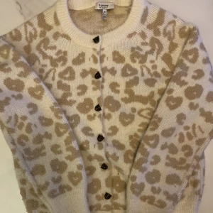B.Young kofta - Säljer denna jätte fina trendiga leopard mönstrade kofta med super fina unika knappar💕 Tröjan är storlek M. Tröjan är i jätte skönt material och super snygg till vintern. Tröjan är i ny skick. Vid fråga eller fundering så är det bara att höra av sig💕