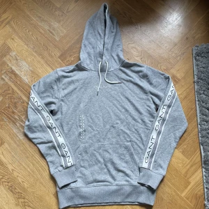 Helt ny gant Hoodie  - Skick 10/10 helt oanvänd Storlek M 