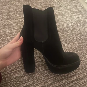 Högklackade skor 37 - Höga klackar (typ 13cm gissar jag) som är suuuupersnugga och till och med sköna att gå i!! Säljer då de är nååågot för små. De är strl 36 men jag skulle säga att det snarare är 37 då de nästan passar mig som har 38! 