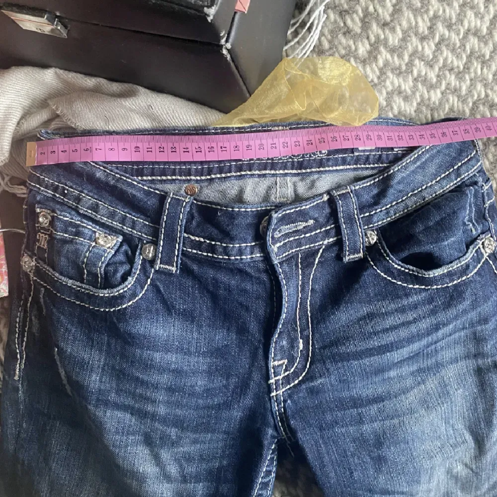 Fina miss me jeans som jag säljer igen för att hon som köpte returnerade dom. Obs gör ej returer längre. Köpte för 1000 på plick. Säljer för 800 kr. Innerbenslängd är 84 cm och midjemåttet är 38 rakt över. Jeans & Byxor.