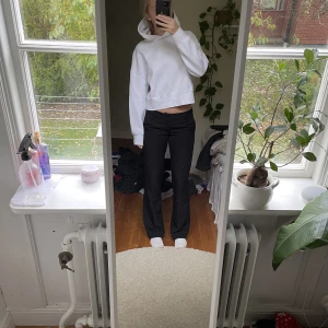 Vit Hoddie - Så fin vit hoddie från Zara! Sitter perfekt och är perfekt nu på hösten och vintern💞💞
