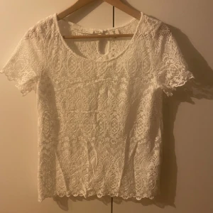 Vit blus - Super vacker vit blus💞Säljer då den inte kommer till användning💗