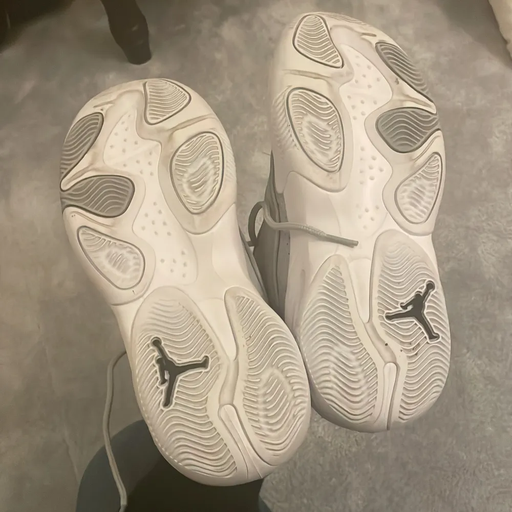 Säljer dessa super snygga Jordan Max aura 4 skorna. Andvända ett antal gånger inomhus då jag spelar basket. Har haft på mig dem kanske en gång utomhus. Köpta för 1445kr. Kontakta gärna innan du köper. Har kvar kartongen också.⭐️ . Skor.