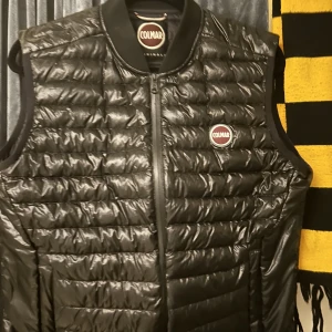 Colmar väst herr - Hej jag säljer nu min Colmar som jag köpt på johnells. Jag har använt västen väldigt sällan och bara under speciella tillfällen. Cond: 9/10 Vid frågor kan du kontakta mig privat!