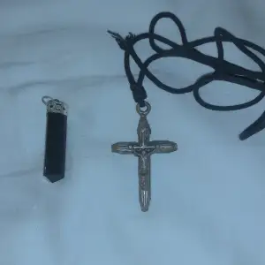 Ett kors halsband och ett halsband i svart agat. Riktigt fina men jag har inte på mig dom längre. 65 kr st.