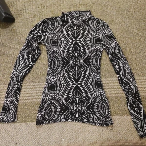 Tight topp - Tight och tunn topp, hög hals och långa armar Passar Xs