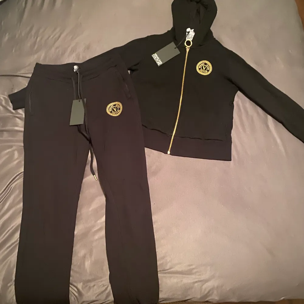 Helt ny Versace dress med tryck på ryggen Nypris runt 4500 Jag har inte kvittot kvar men prislapparna sitter på, på både byxorna och koftan. Hoodies.