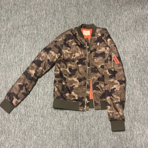 Militär jacka - Väldigt fin jacka från Kappahl i militärmönster. 