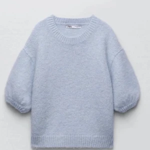 Zara kortärmad blå stickad tröja - Säljer denna blåa populära tröja från zara. Använd varsamt. Storlek M❤️
