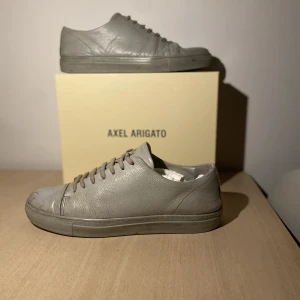 Axel Arigato  - Axel Arigato väl använda. Men bra sick       Snygga och coola. 