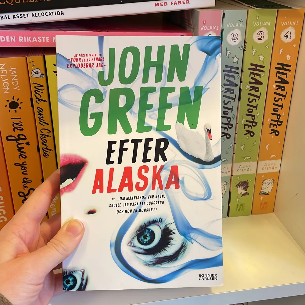 Boken ”efter Alaska” skriven av John Green. Den är på svenska och i mycket fint skick (och oläst) förutom ett litet hack i bokryggen (bild 3). Hör av er om ni har några frågor. Priset kan diskuteras.. Övrigt.