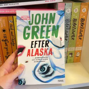 Boken ”efter Alaska” skriven av John Green. Den är på svenska och i mycket fint skick (och oläst) förutom ett litet hack i bokryggen (bild 3). Hör av er om ni har några frågor. Priset kan diskuteras.