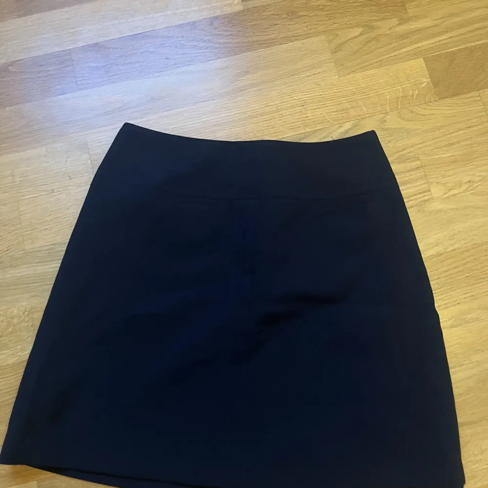 Köpte denna underbara mörkblå nästan svarta kjol från märket kookai på Vinted. Var tyvärr helt för liten för mig :( det står storlek 36 men jag skulle säga att den är en väldigt liten 36 eller en 34. Kjolar.