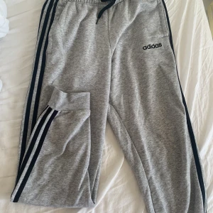 Adidas mjukisbyxor - Som nytt skick, endast en gång använda och aldig mer. Inte min stil längre därav säljer jag den, nypris runt 599kr. 