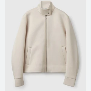 Cos jacka - Säljer nu denna älskade cosjackan ❤️ använd cirka 5 gånger. sista bilderna är mina egna. Som ni ser på de två sista bilderna så är det pyttelite ”missfärgningar” men är verkligen ingenting som syns då det sitter i vecket, och skiljer knappt 1 nyans.  