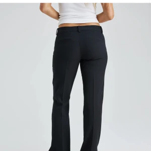 Kostymbyxor  - snygga helt slutsålda low Waist kostymbyxor från bikbok