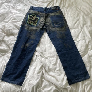 raw blue jeans - baggy raw blue jeans!! midja:90 innerben:79, passar både tjejer och killar🤝