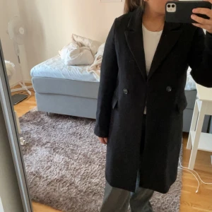 Vero Moda kappa  - Säljer min fina kappa från Vero Moda🥰Har använts väldigt sällan då jag köpte för liten storlek. Nypris 899 kr. Säljer för 250 kr 