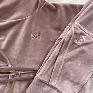 Juciy couture - Säljer detta fina rosa juciy couture sett, använda fåtal gånger