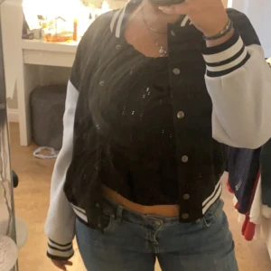 Snygg jacka - Fett snygg jacka, vet inte vart den kommer ifrån då lappen är bortklippt .