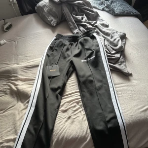 Palm angels byxor - Säljer palm angels byxor för att de inte passar, använda 2 gånger.  priset är inte hugget i sten