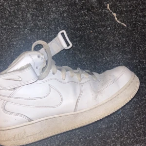 Air force 1 mid  - Dem lite creasade men går att fixa enkelt