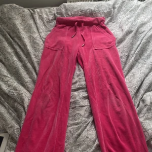 Juicy byxor  - Har använt mycket men de syns inte alls,väldigt små men är stretchiga ❤️ord 1100kr