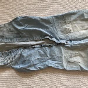 Jeansklänning - Fin jeansklänning med rosknappar 