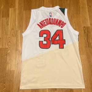 Basketlinne  - Basketlinne i fint skick, knappt använt då den är för stor för mig.