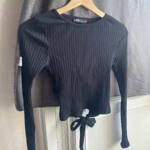 Jättefin svart långärmad tröja från New yorker med knytning bak i ryggen. Nypris 150kr