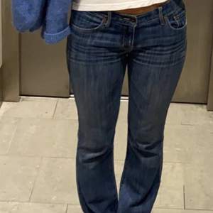 Lågmidjade bootcut jeans från abercrombie, bra skick!💕 midjemåttet är 39cm(W28), har inte mätt innerbenslängden men dom är långa jag som är ca 170 cm, ca 4-5cm för långa!  Sista dagen för köp är 23 september!💕 pris kan diskuteras vid en snabb affär